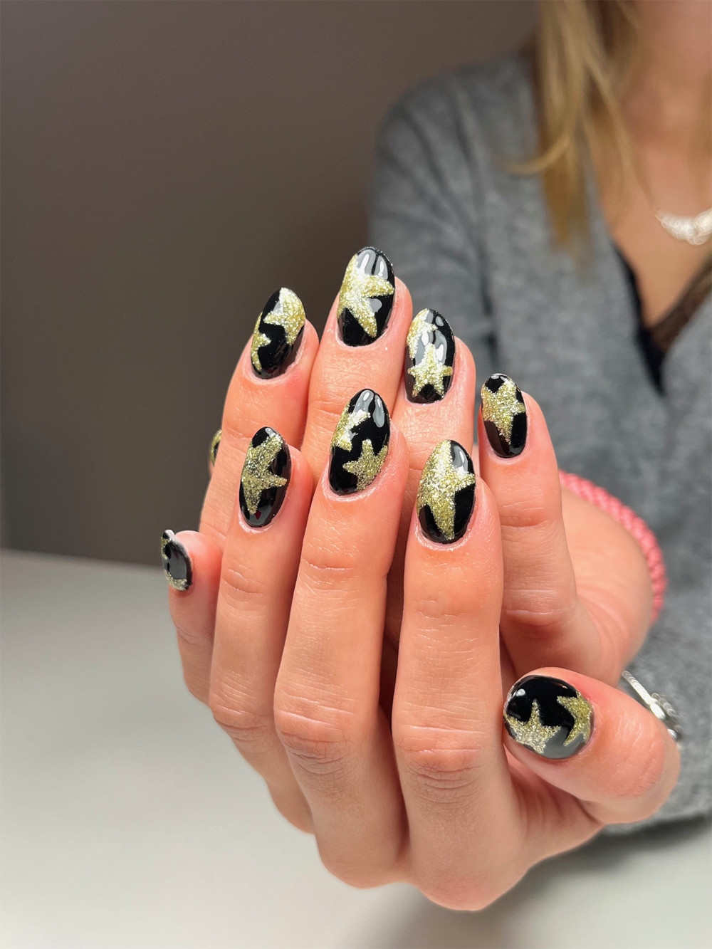 Rosa-schwarzes Nageldesign mit grafischen Motiven von Your Nail Mate